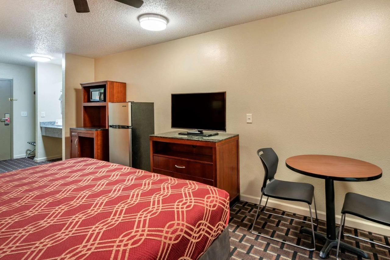 Econo Lodge Inn & Suites Granite City Экстерьер фото