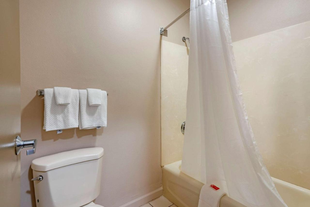 Econo Lodge Inn & Suites Granite City Экстерьер фото