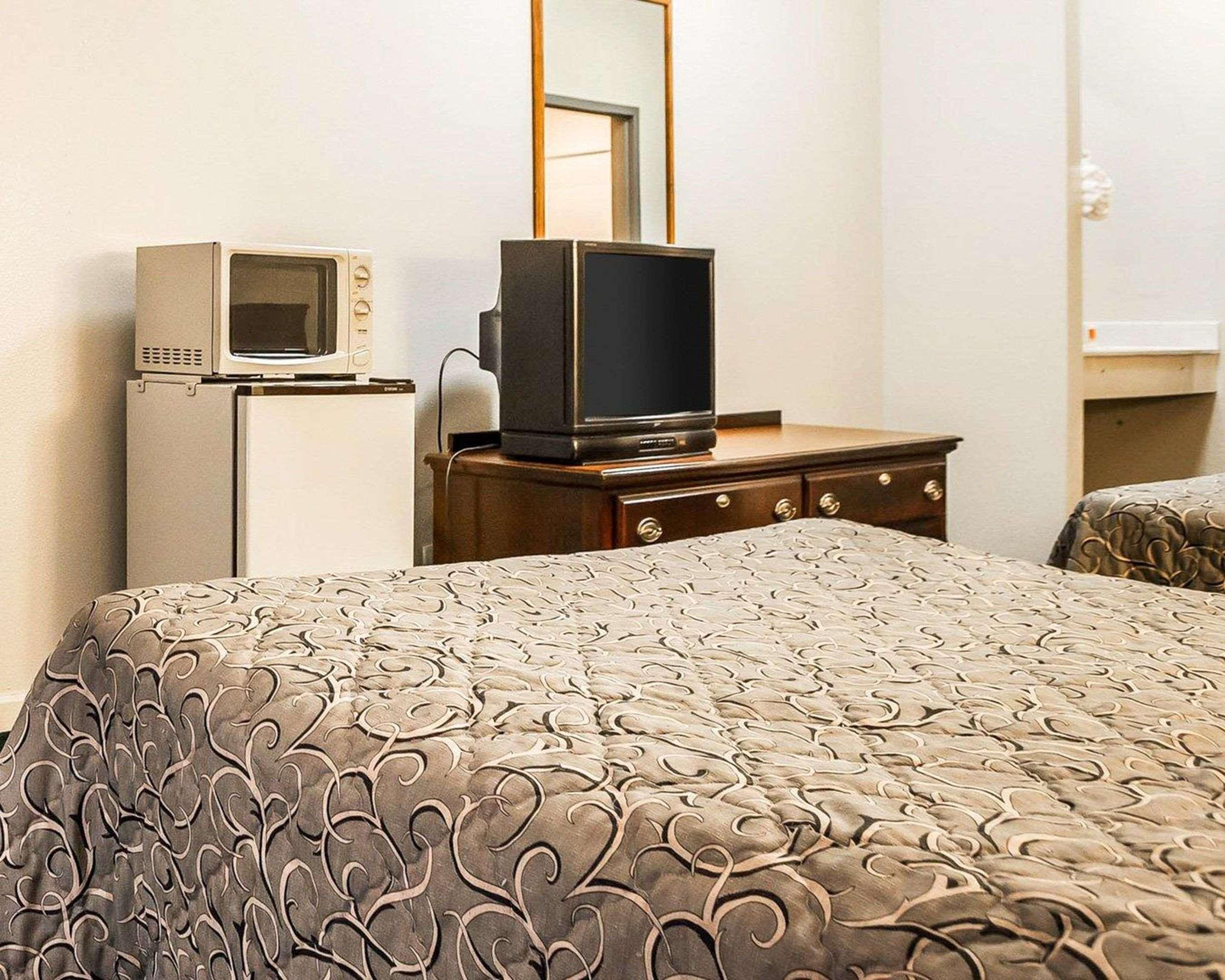 Econo Lodge Inn & Suites Granite City Экстерьер фото