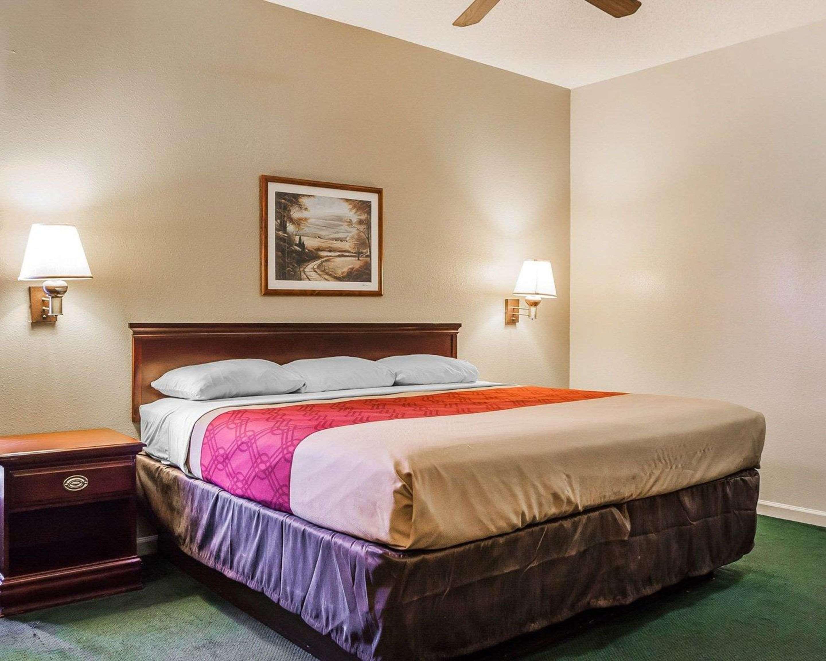 Econo Lodge Inn & Suites Granite City Экстерьер фото