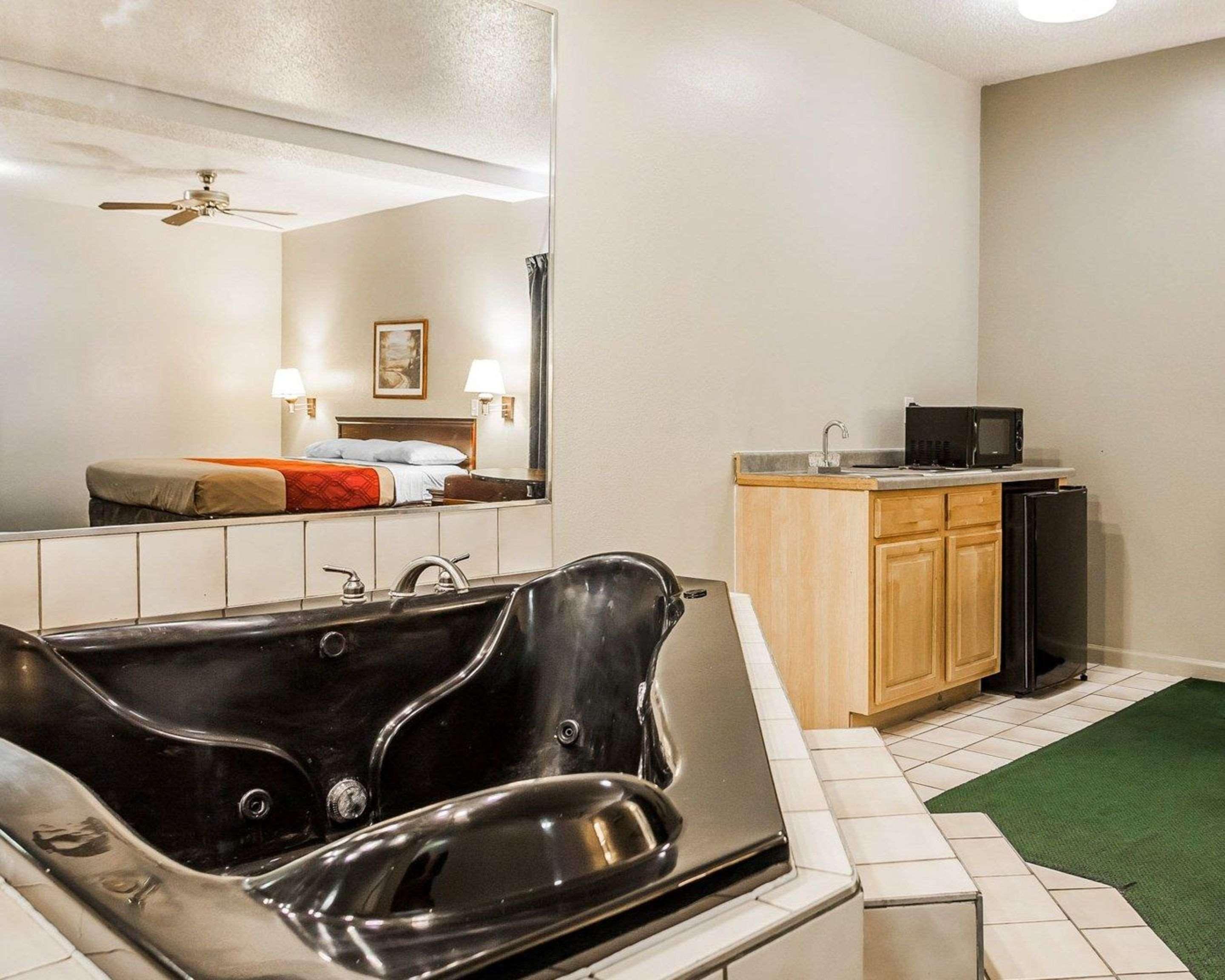 Econo Lodge Inn & Suites Granite City Экстерьер фото