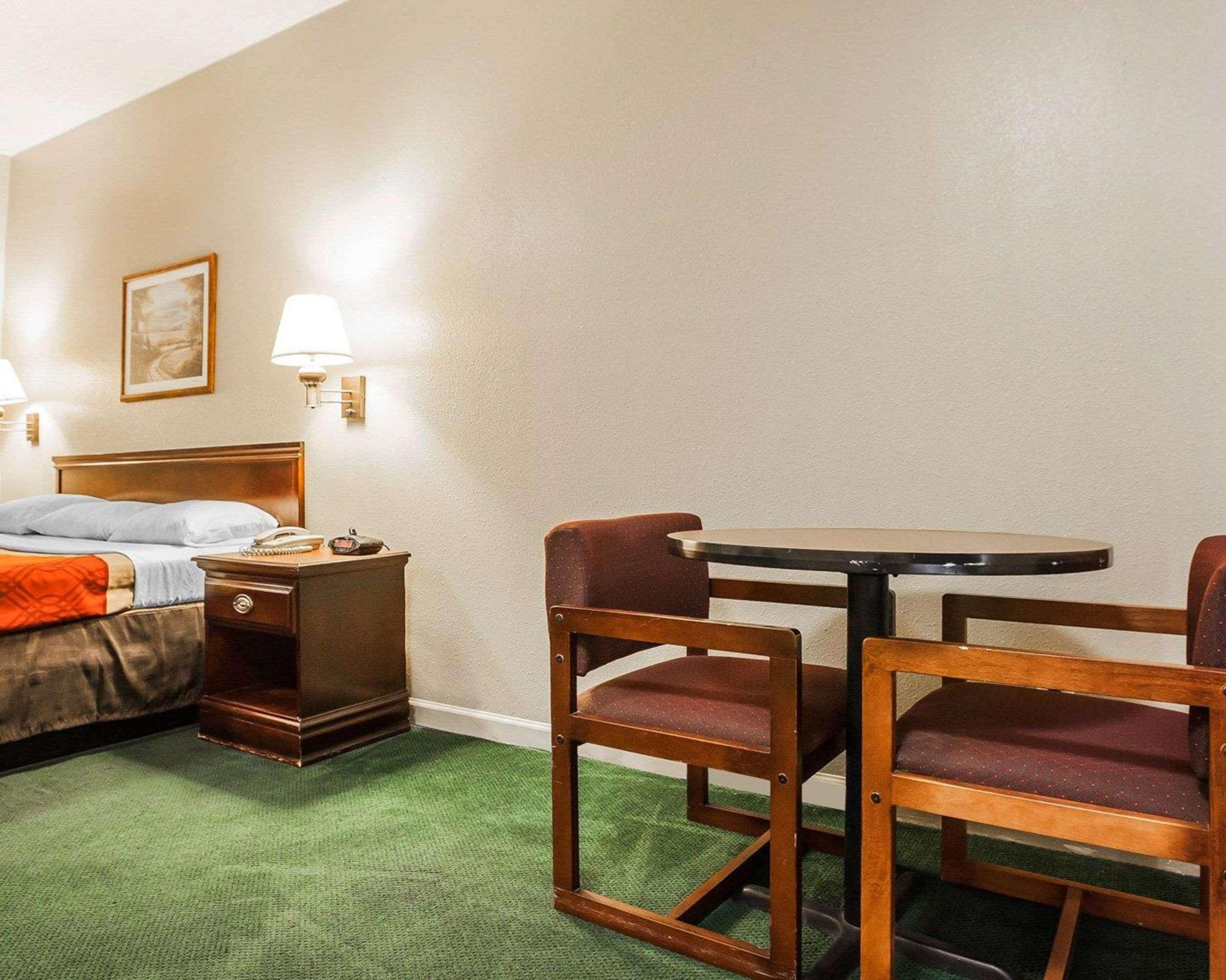 Econo Lodge Inn & Suites Granite City Экстерьер фото