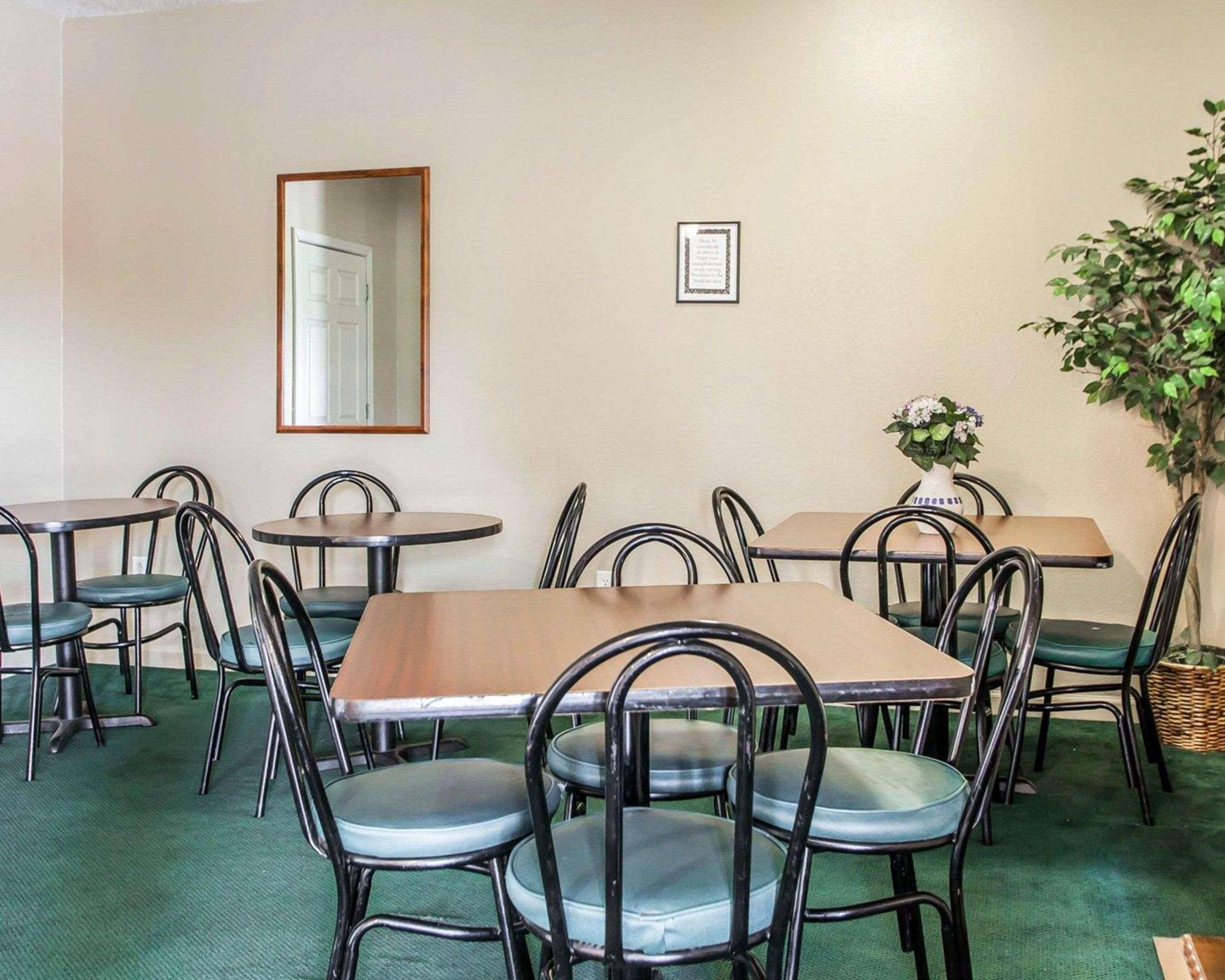 Econo Lodge Inn & Suites Granite City Экстерьер фото