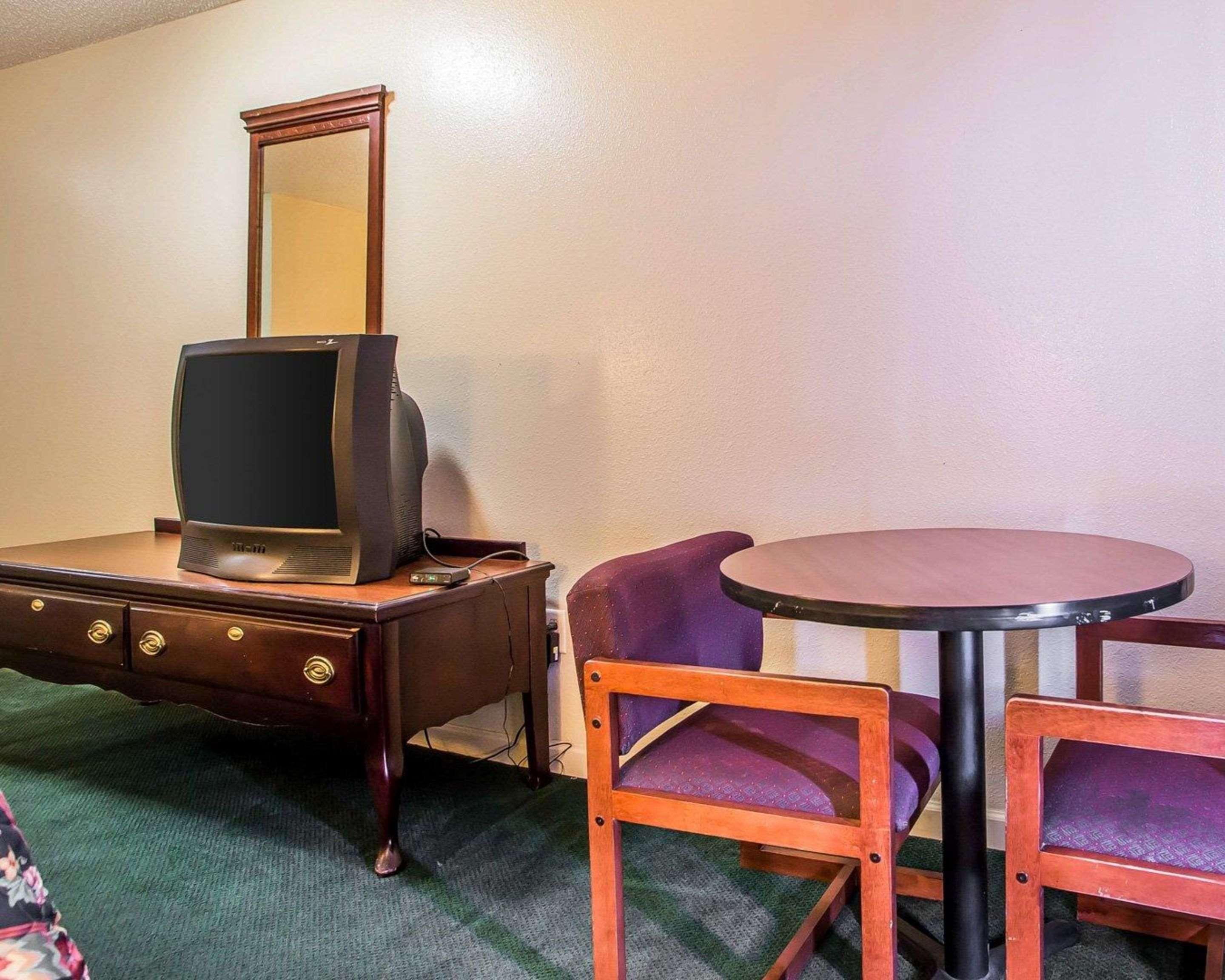Econo Lodge Inn & Suites Granite City Экстерьер фото