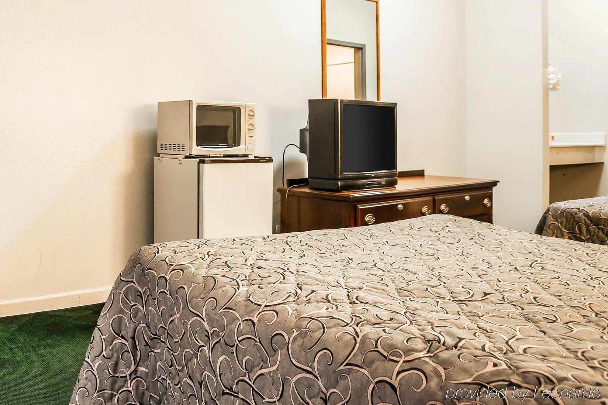 Econo Lodge Inn & Suites Granite City Экстерьер фото