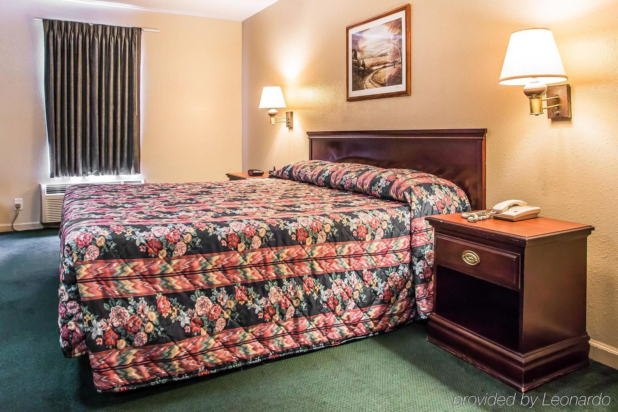 Econo Lodge Inn & Suites Granite City Экстерьер фото