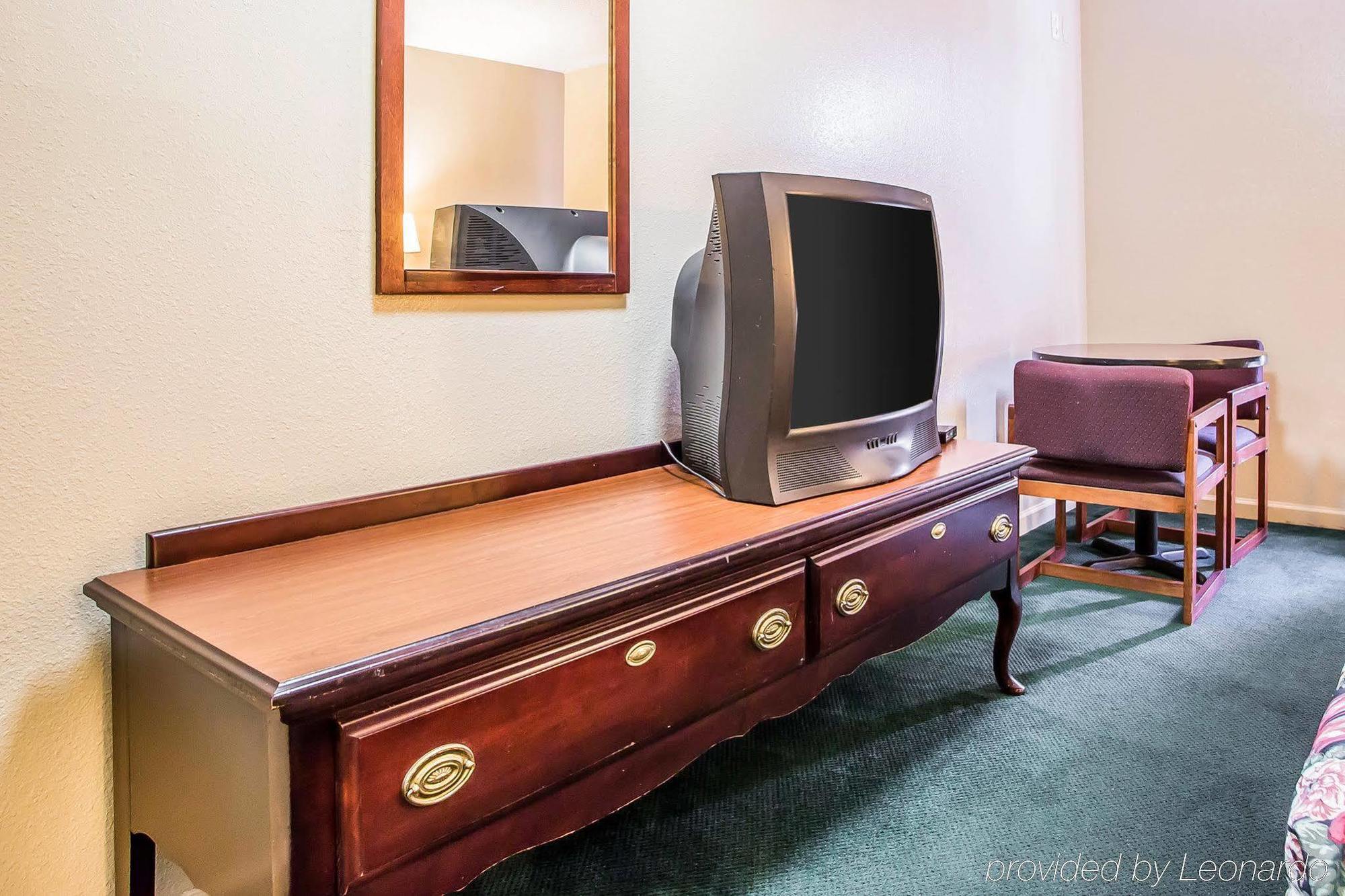 Econo Lodge Inn & Suites Granite City Экстерьер фото